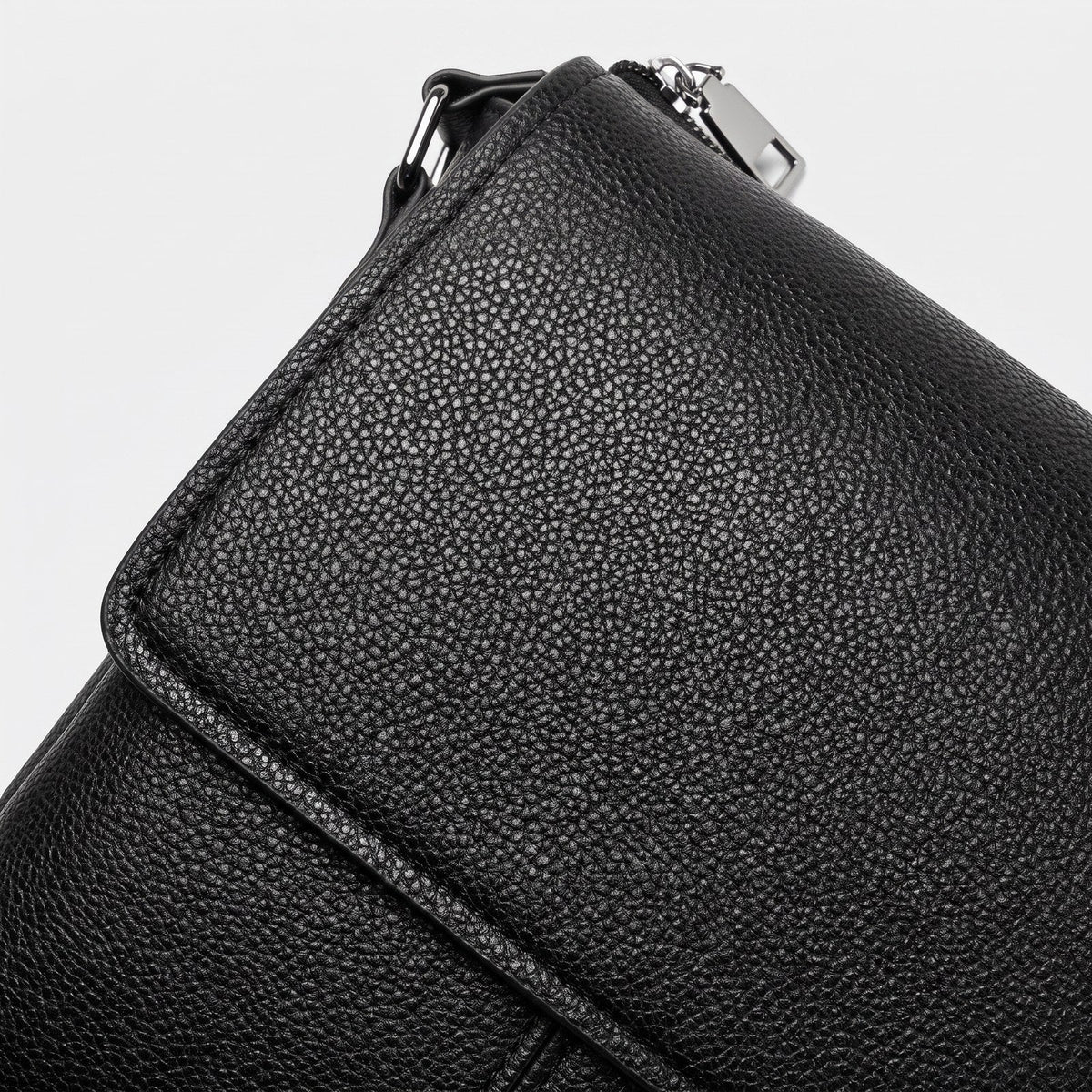 JUSTPACK Pebble flap-over messenger, detail material texture