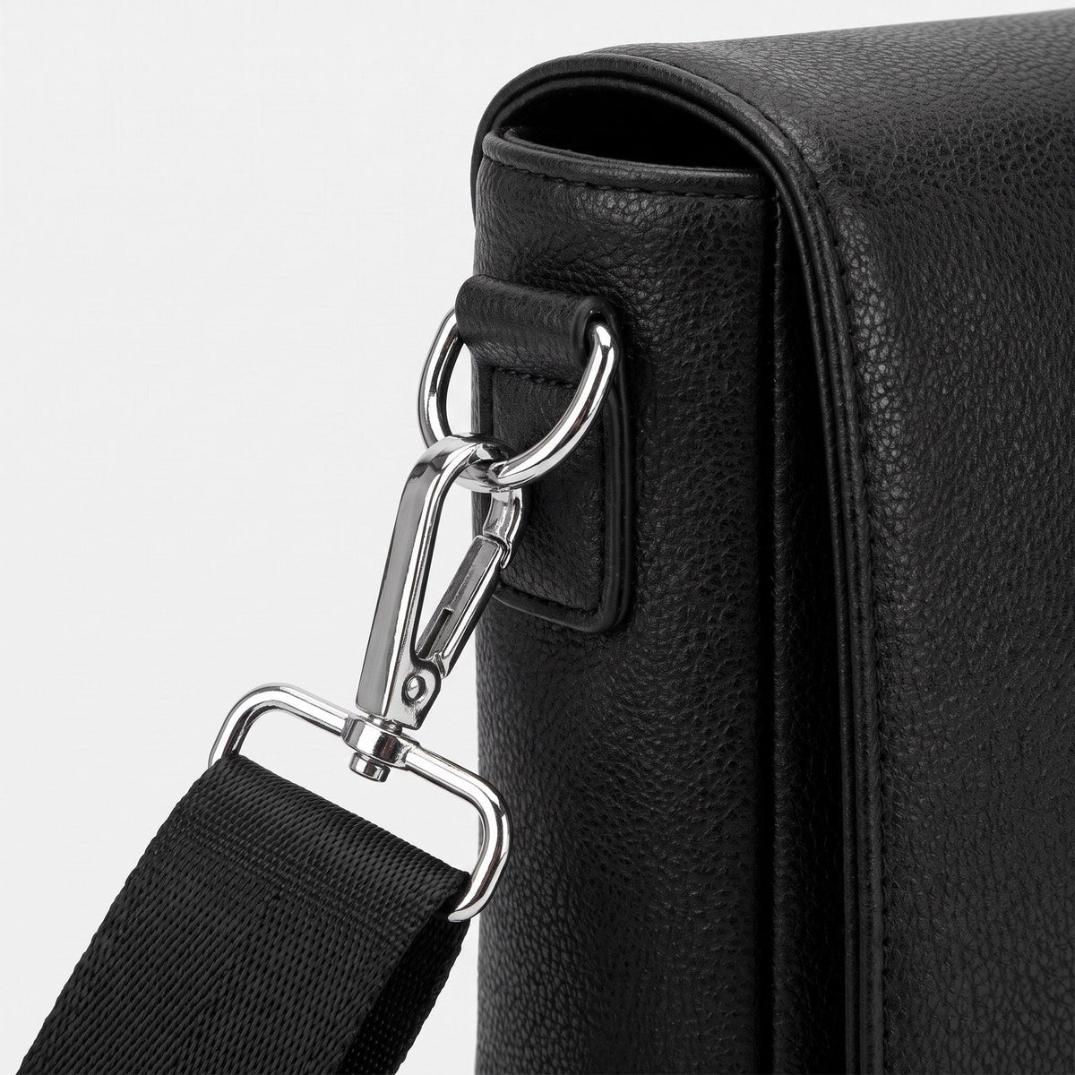 JUSTPACK Pebble flap-over messenger, detail strap hardware