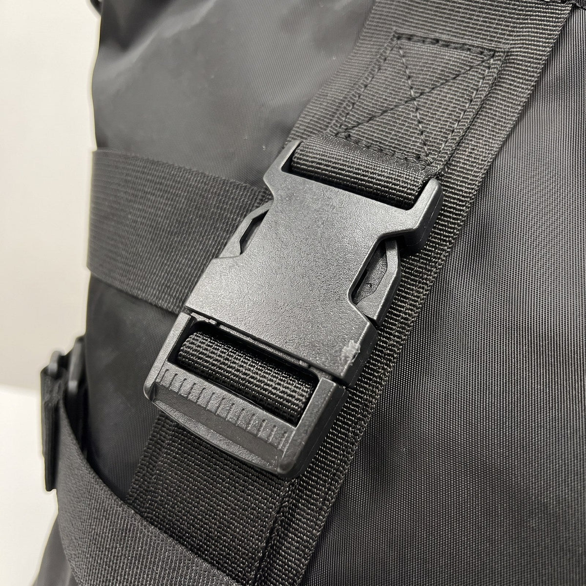 JUSTPACK Cargo tote, detail front buckle