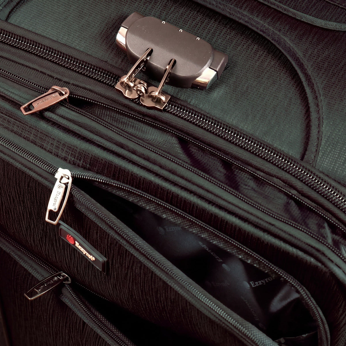 EZ222-BLACK-DETAIL-lock | DETAIL | Ezzyrol Shuttle Black lock close up