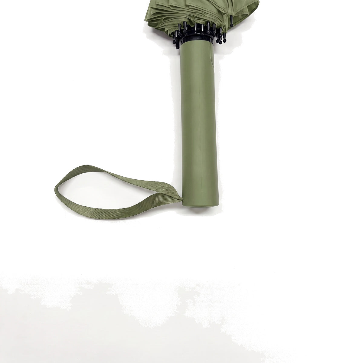 Close-up of the moulded rubberised handle and wrist strap on the green Ezzyrol Sovereign