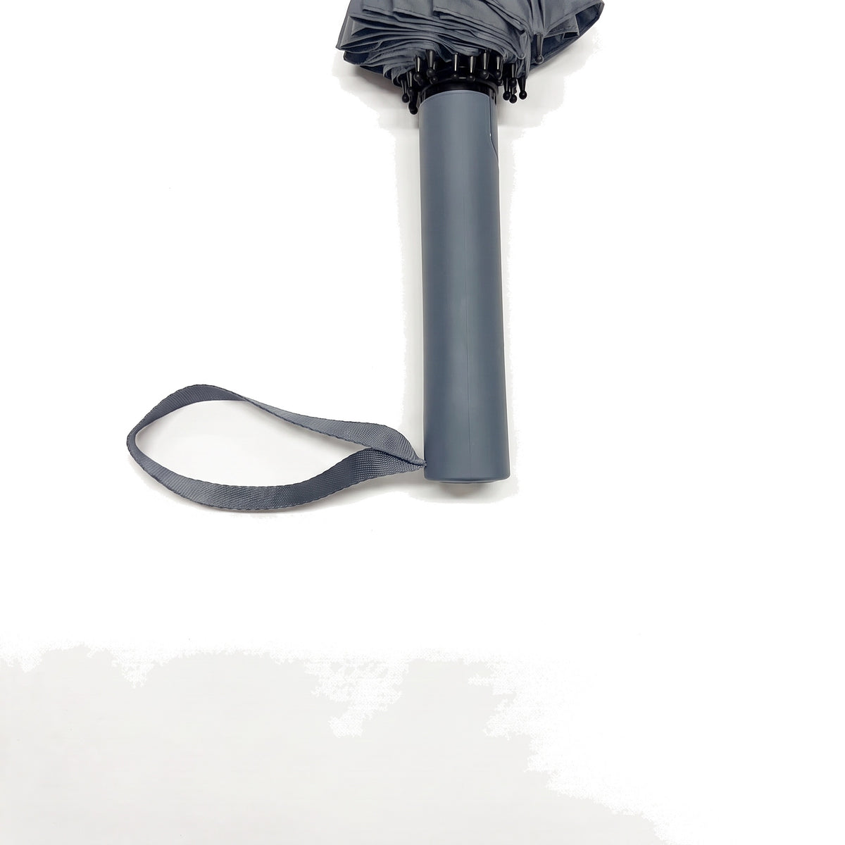 Close-up of the moulded rubberised handle and wrist strap on the grey Ezzyrol Sovereign