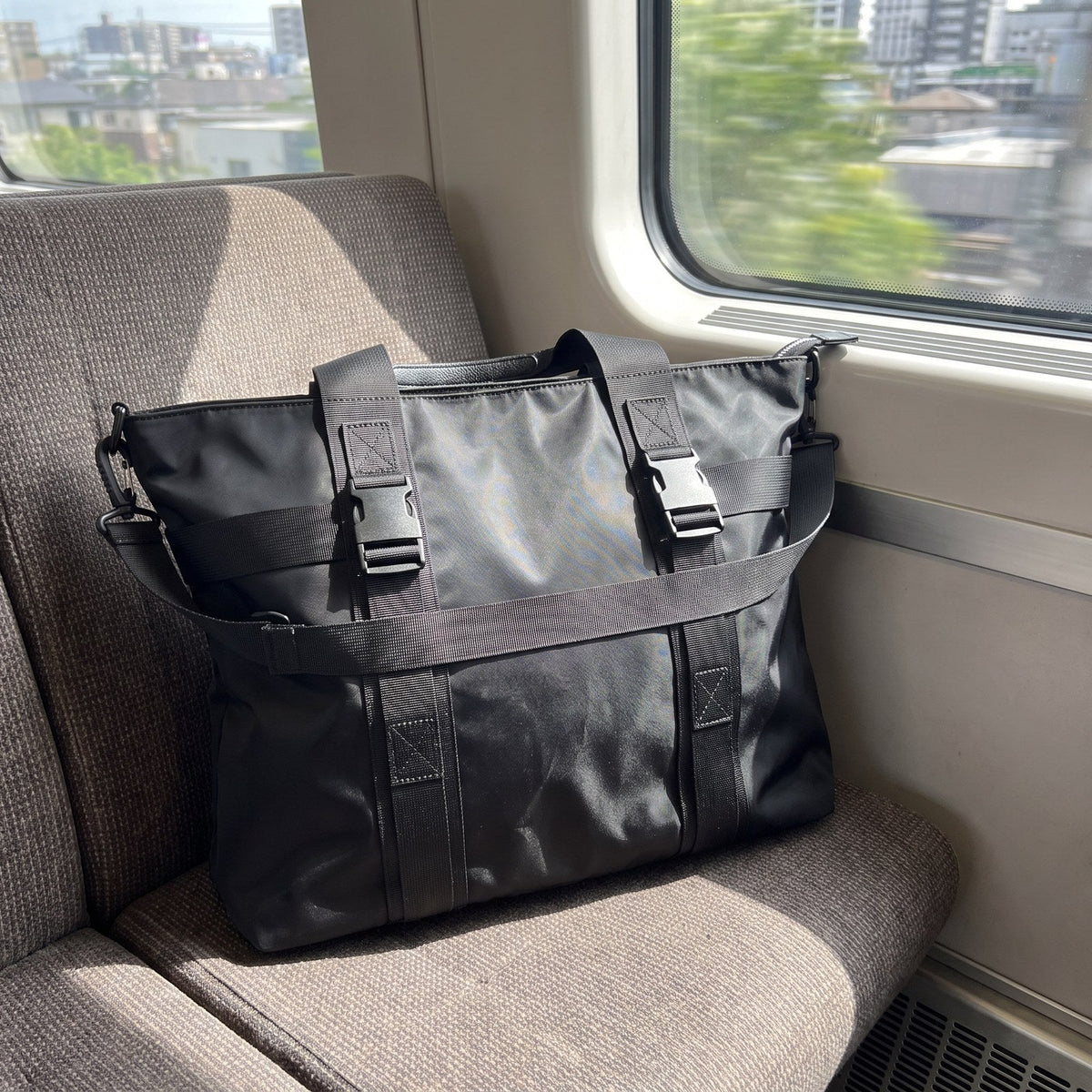JUSTPACK Cargo tote, lifestyle train commute