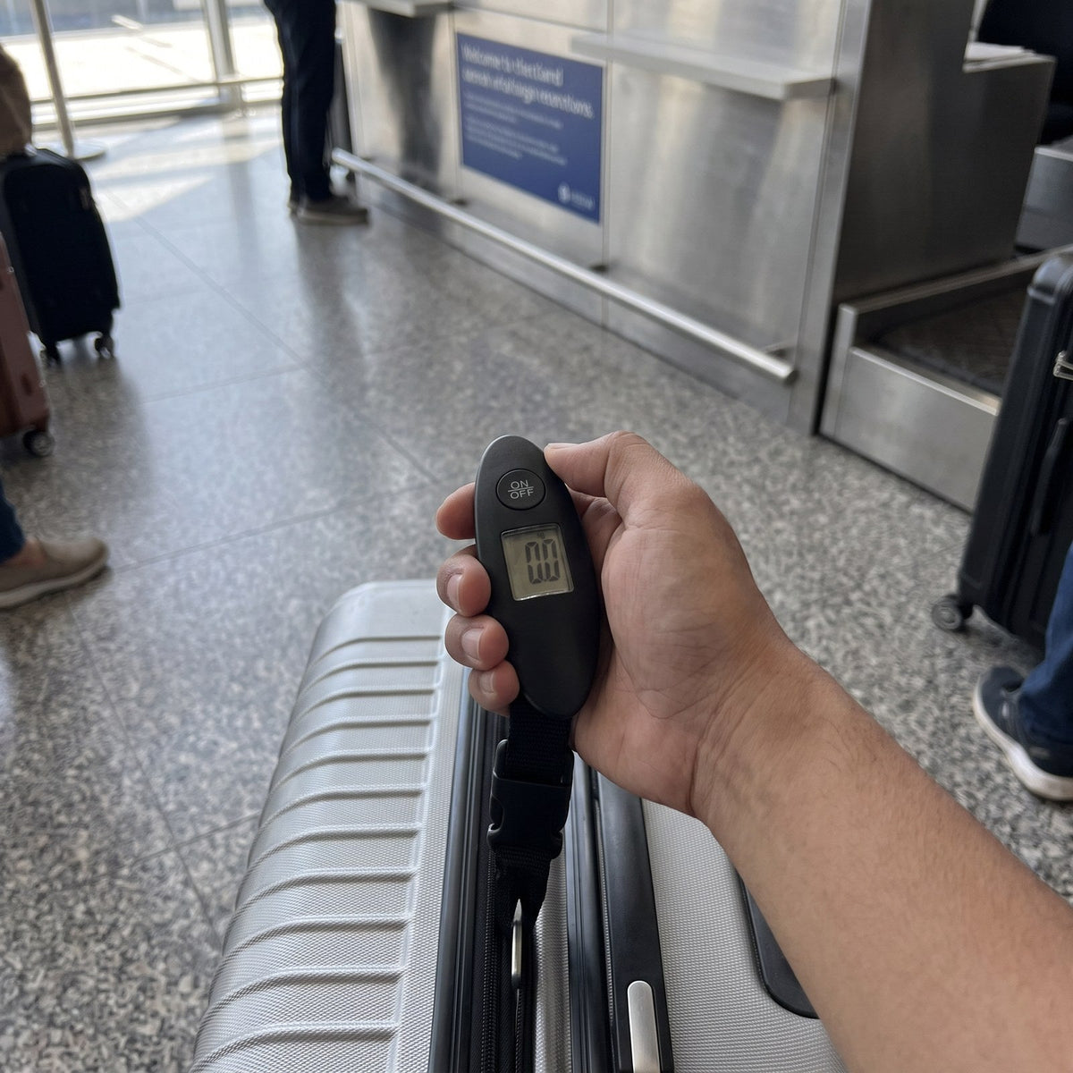JUSTPACK Gauge digital luggage scale, lifestyle airport check in