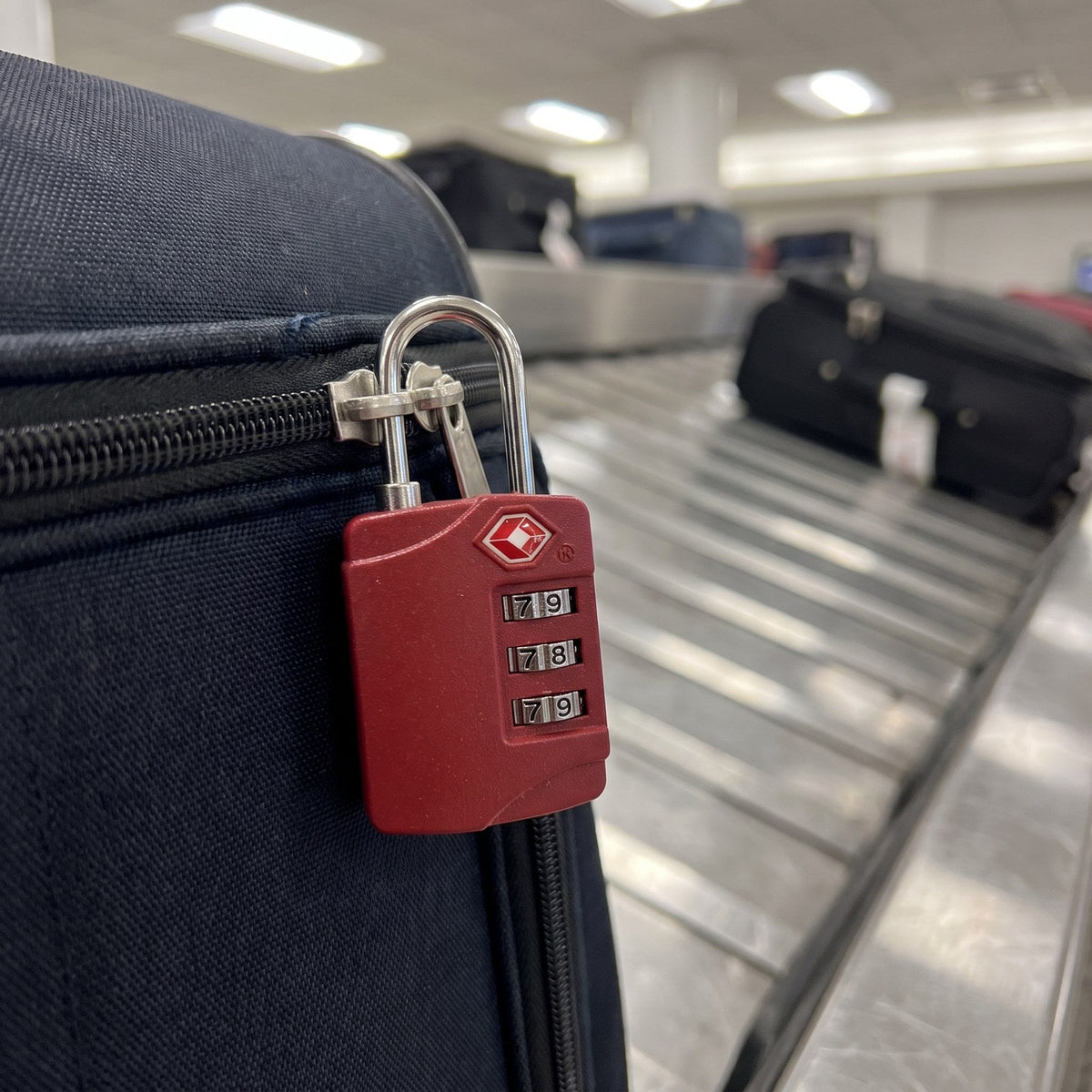 JUSTPACK Tumbler TSA combination padlock, lifestyle at luggage carousel
