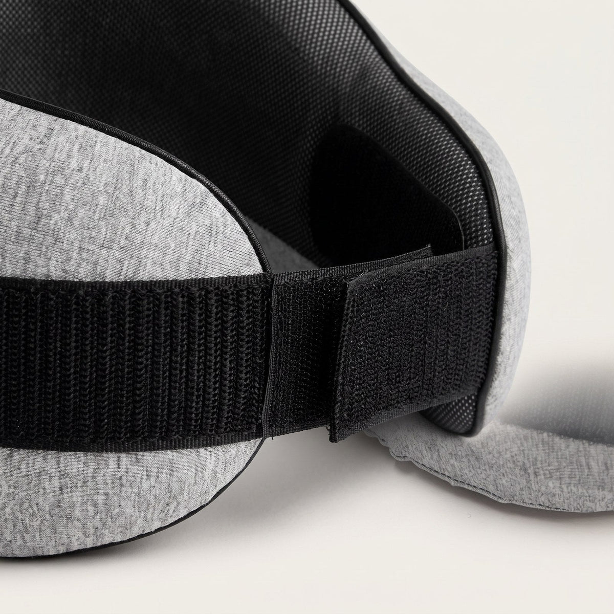 JUSTPACK Doze travel neck pillow, velcro closure detail