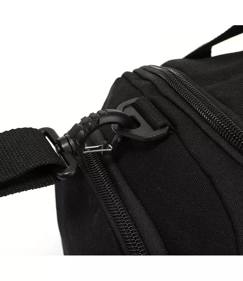 Close-up of the shoulder strap clip and the main zip on the Grant canvas holdall
