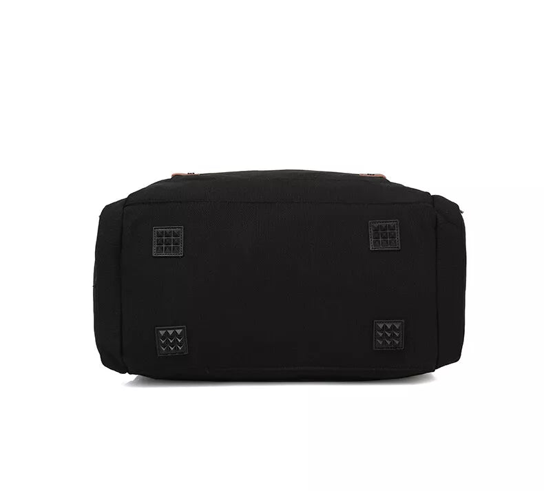 Base of the Grant canvas holdall showing the four protective corner feet
